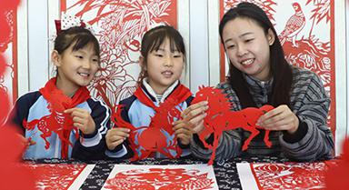 河北唐山:巧手剪紙迎新年